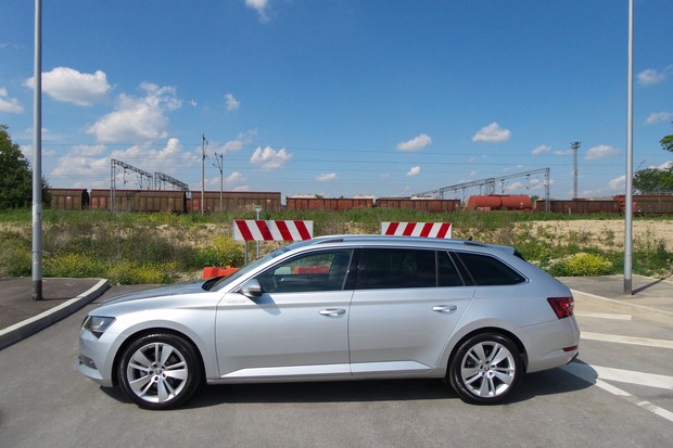 Skoda Superb Combi 2.0 TDI 150 DSG Style (01)