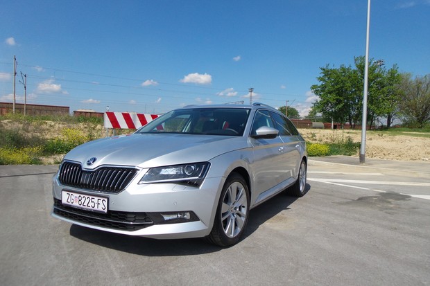 Skoda Superb Combi 2.0 TDI 150 DSG Style (09)