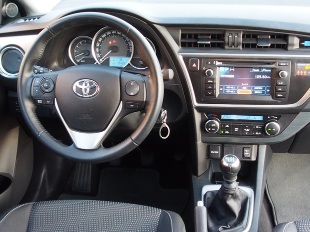 Toyota Auris 1,4 D-4D Style (1)