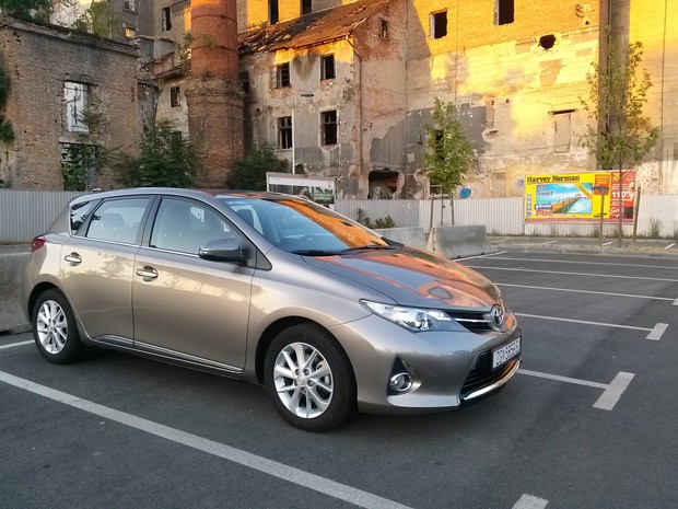 Toyota Auris 1,4 D-4D Style (2)