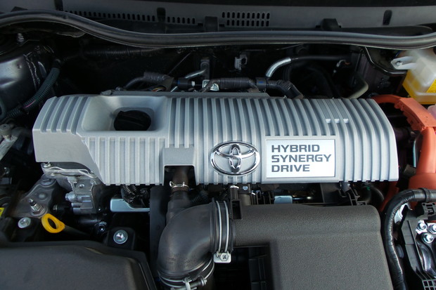 Toyota Auris 1.8 VVT-i HSD (4)