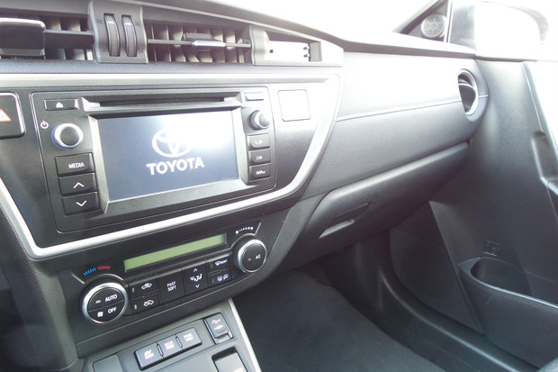 Toyota Auris 1.8 VVT-i HSD (11)