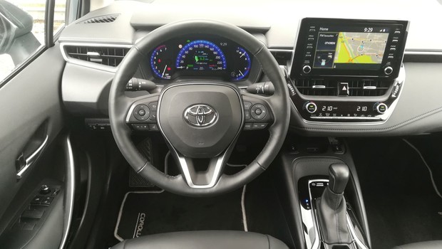 Toyota Corolla Sedan 1,8 Hybrid Executive 01