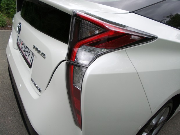 Toyota Prius 1.8 VVT-i HSD Sol (08)