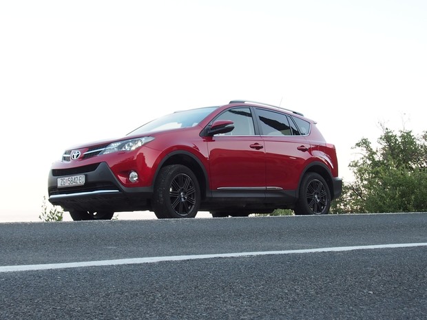 Toyota RAV4 2.2 D-4D MT Executive (11)