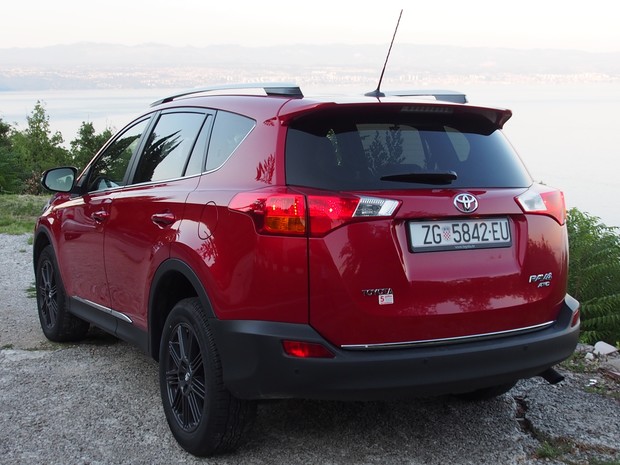 Toyota RAV4 2.2 D-4D MT Executive (4)