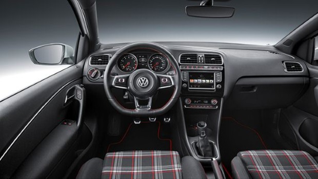 Volkswagen Polo GTI 2015 interijer (1)