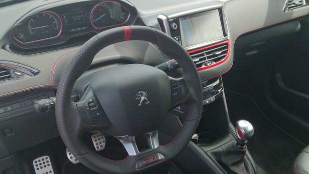 Peugeot 208 GTi (11)