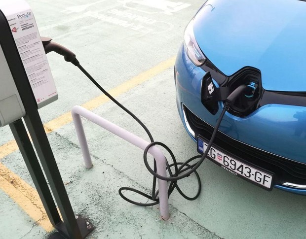 Električni automobili moraju bučiti