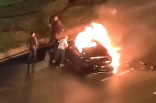 Električni auto se zapalio: vozač poginuo Električni auto se zapalio: vozač poginuo