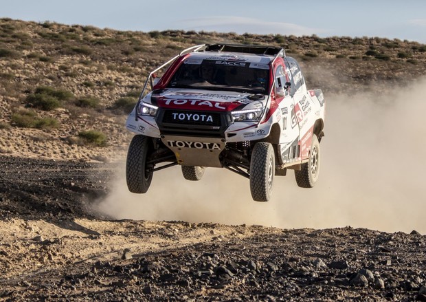 Fernando Alonso testira Dakar Hilux