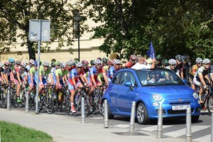 Fiat 500 Cabrio na čelu biciklista