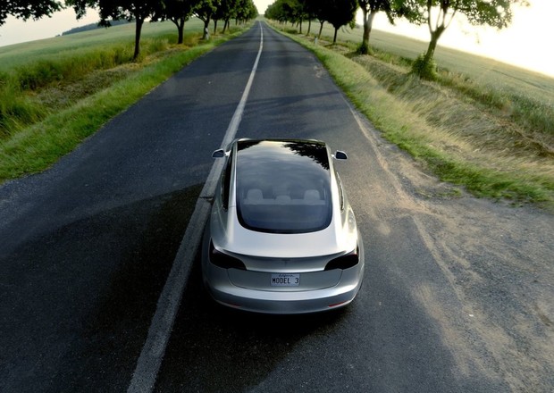 Tesla Model 3 ima 500 000 rezervacija