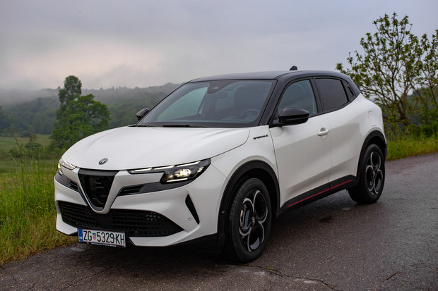 Alfa Romeo Junior Ibrida Speciale TEST Alfa Romeo Junior Ibrida Speciale TEST