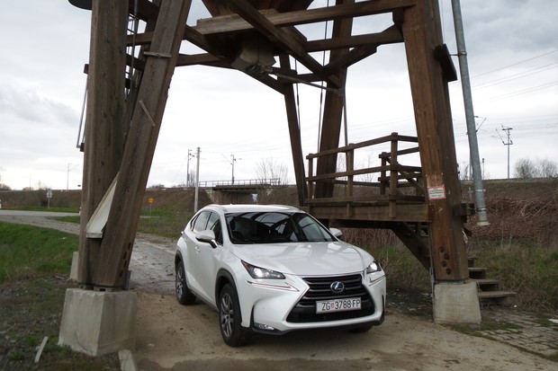 Lexus NX 300h AWD Executive TEST