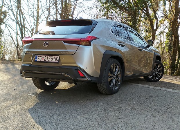 Lexus UX 250h e-CVT F Sport FWD TEST