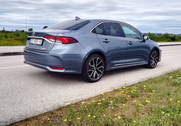 Toyota Corolla Sedan 1,8 Hybrid TEST