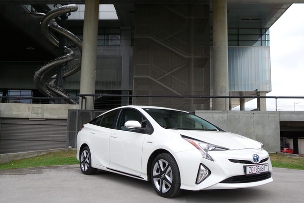 Toyota Prius 1.8 VVT-i HSD Sol TEST