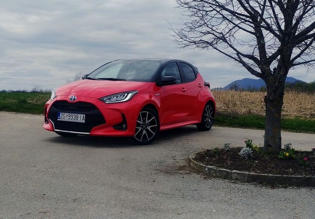 Toyota Yaris VVT-i hibrid Premiere TEST