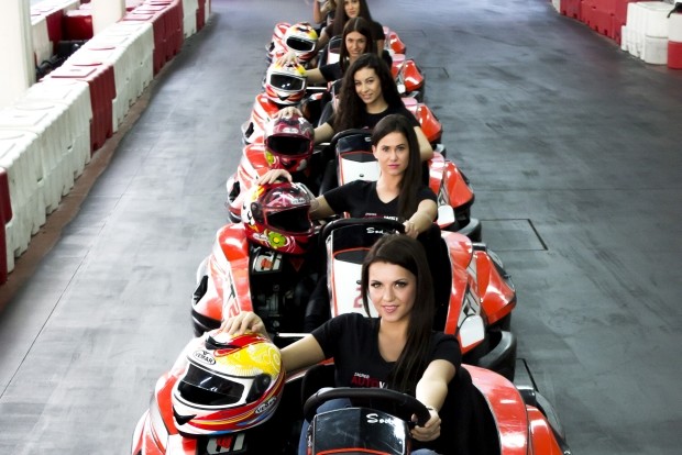 Atraktivne hostese i karting