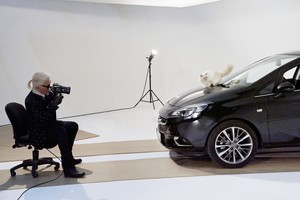 Umjesto supermodela na haubi Opel Corse je - mačka