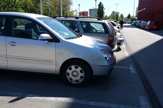 Sve se češće kradu auto dijelovi s parkiranih vozila